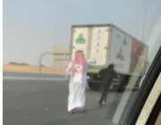 مواطن ينقذ فتاة بعد محاولتها بإيذاء نفسها على طريق “مكة ـ جدة” السريع.