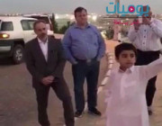 فيديو: مرشد سياحي يستعين بطفل ليترجم لسياح أجانب بالقصيم