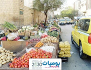 شاهد: حيل يستخدمها العمالة للتغطية على نشاطها المخالف في بيع الخضروات والفواكة والأسماك بحي البطحاء في مدينة الرياض