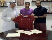اللاعب تيسير الجاسم، نجم النادي الأهلي والوحدة السابق يوقع عقد انضمامه لصفوف نادي النصر الكويتي.