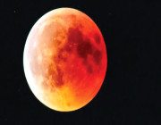 القمر يكتسي بالون الاحمر البرتقالي
