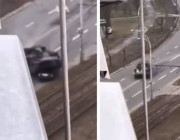 فيديو جديد من زاوية قريبة لحظة دهس دبابة روسية بشكل متعمد لـ سيارة بداخلها امرأة مُسنة في أوكرانيا