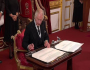 شاهد الملك تشارلز الثالث أثناء توقيع الإعلان الرسمي على توليه عرش بريطانيا