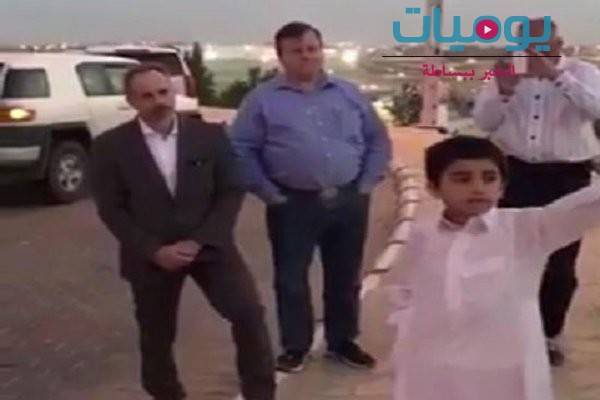فيديو: مرشد سياحي يستعين بطفل ليترجم لسياح أجانب بالقصيم