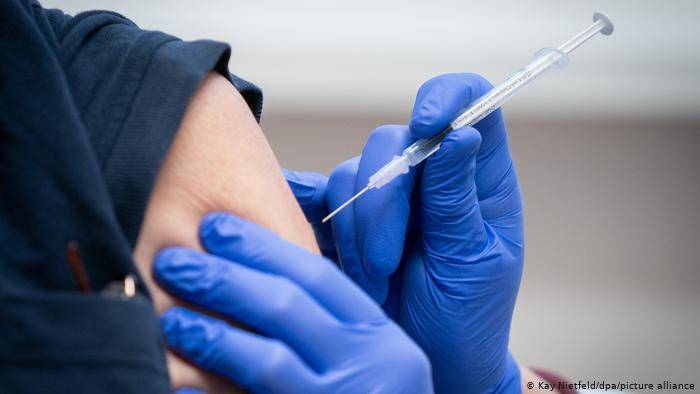 الصحة تُعلن إمكانية الحصول على الجرعة الأولى من اللقاح بعد التعافي مباشرة