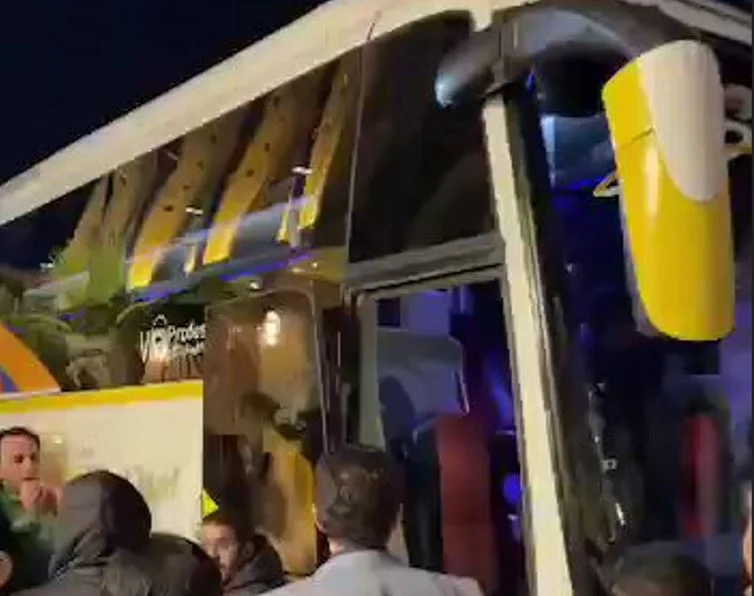 فيديو لحظة تعطل حافلة الهلال في شوارع ضيقة بإيران