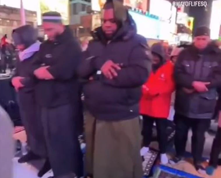 بالفيديو:مصلون يؤدون صلاة التراويح في ميدان تايمز سكوير بنيويورك