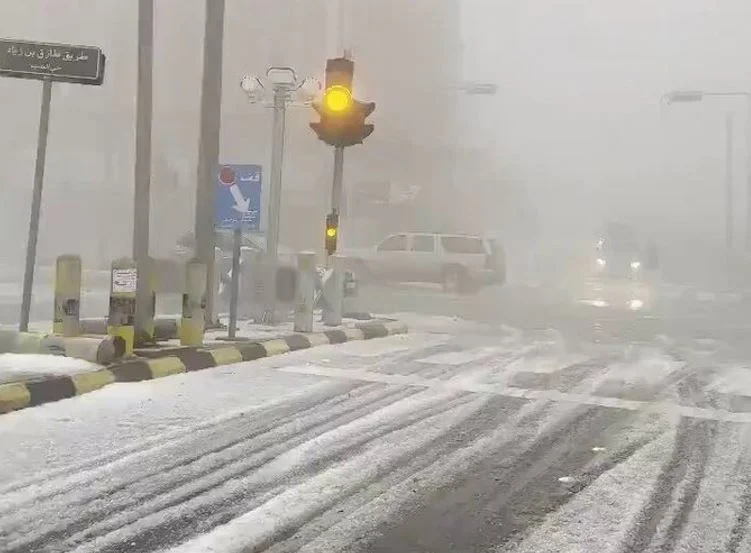 فيديو.. أكوام الثلج يُشل حركة المرور بعد هطول أمطار غزيرة!
