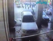 بالفيديو: كاميرا مراقبة ترصد لحظة تفجير الانتحاري نفسه داخل مواقف الطوارئ بجانب المسجد النبوي
