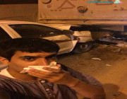 شاب سعودي يقود سيارته وسط سحابة من الدخان لكنه لم يعرف بأن هناك مفاجأة تنتظره بداخلها