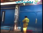 فيديو: مواطن يكتشف عمال محتالين يرتدون زي عامل النظافة ويتسولون به