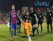شاهد: ميسي يحقق حلم الطفل الأفغاني صاحب القميص البلاستيكي على هامش مباراة برشلونة مع الأهلي