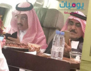 صورة: عضو شورى يتلقى نبأ تعيينه بالمجلس أثناء تناوله المكسرات على متن الطائرة الملكية