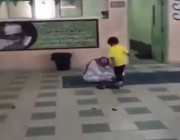 شاهد .. مشهدًا إنسانيًّا وأبويًّا لمعلم وهو يقوم بربط حذاء طالب صغير بالمرحلة الابتدائية.