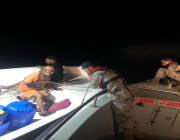 “حرس الحدود” ينقذ بحرينيين تعطل قاربهما بعرض البحر برأس تنورة