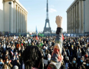 الآلاف يحتجون في فرنسا .. السبب هنا !!
