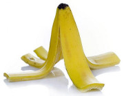 (قشر الموز) فوائد عجيبة للعناية بالبشرة .. التفاصيل هنا !!