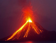 بركان يقذف “نافورات من الحمم” بارتفاع 300 متر .. التفاصيل هنا !!