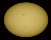 4 مجموعات من البقع الشمسية على سطح الشمس .. التفاصيل هنا !!