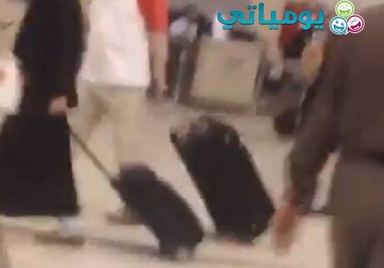 ⭕ مقطع لفتاة بلبس فاضح وبحالة غير طبيعية في مطار الرياض يثير جدلا.. ومصدر يكشف ملابساته