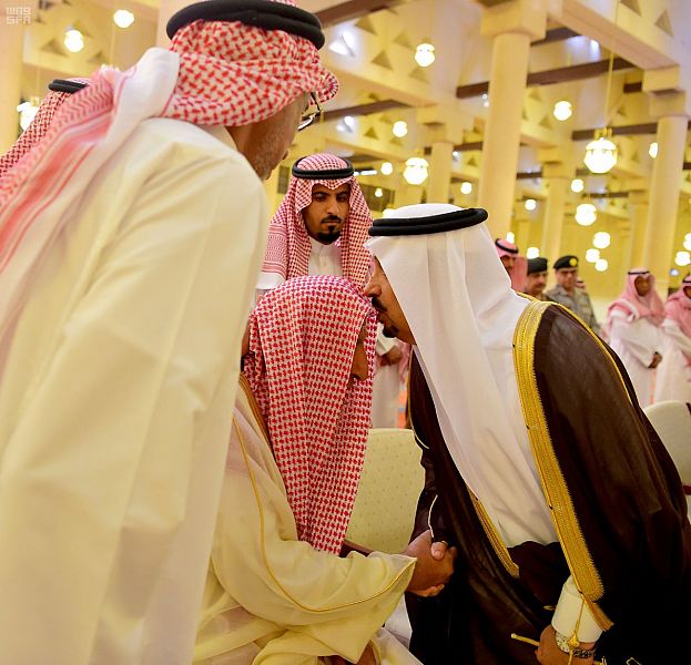 أمير الرياض يؤدي صلاة الميت على الأمير مشاري بن محمد بن عياف آل مقرن -رحمه الله-