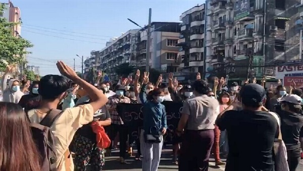 مقتل 8 أشخاص في تظاهرات ضد الحكم العسكري .. التفاصيل هنا !!