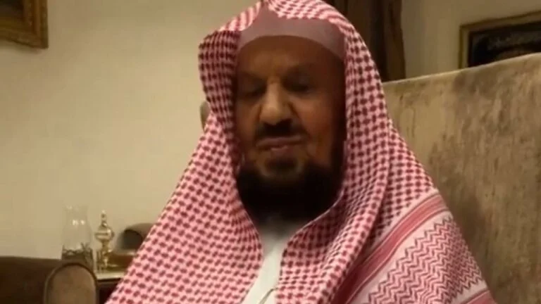 “فيديو”مقطع طريف لـ الشيخ عبدالله المنيع في أحدث ظهور له