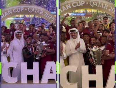 أمير قطر يلتقط الصور التذكارية مع المنتخب القطري بعد فوزه ببطولة كأس آسيا