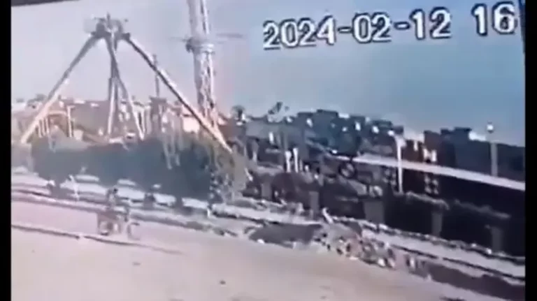 بالفيديو سقوط لعبة الدوامة بمدينة ملاه جنوب بغداد