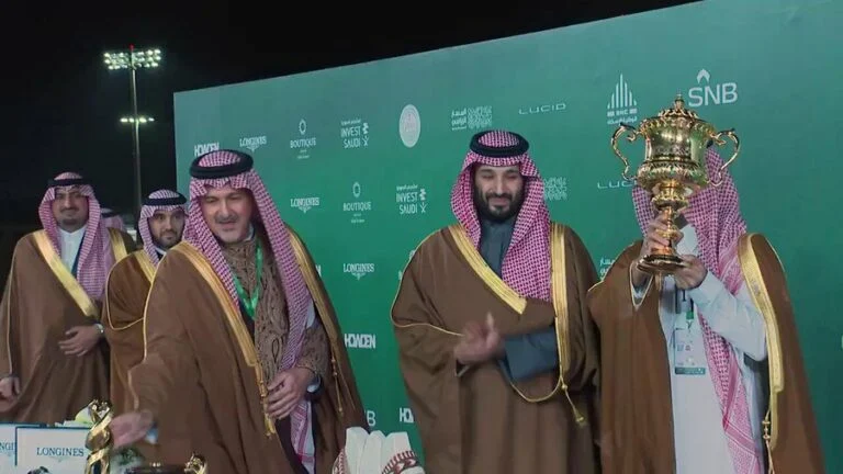 ولي العهد ومدرب الجواد يتبادلان الحديث خلال تتويج كأس السعودية 2024