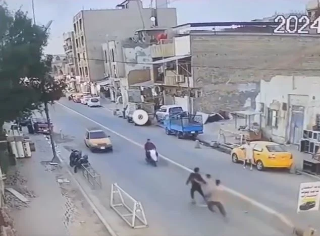 بالفيديو: لحظة القبض على شاب هاجم مأدبة إفطار في بغداد وأصاب عنصر شرطة
