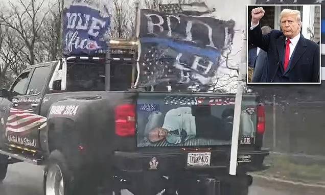 شاهد ترامب بنشر فيديو لـ بايدن مكبلاً على ظهر شاحنة ويشعل غضباً