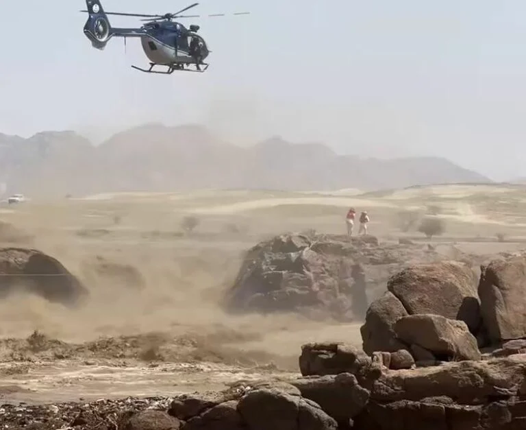 لحظة إنقاذ مواطنين بواسطة طائرة هليكوبتر من سيول بيشة الهائلة -فيديو