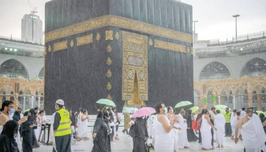 sabq 2024 11 26 imqrytrw 133 235442 rain mosque mecca saudi